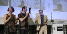 Andrea Guzmán y David Varela entregan el premio DocumentaMadrid a Ross McElwee
