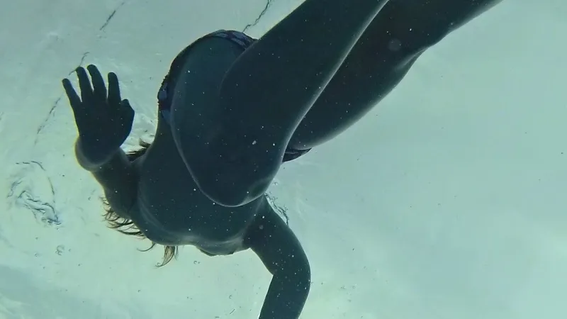 Mujer nadando bajo el agua