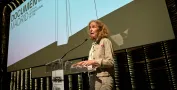 mujer habla desde un atril