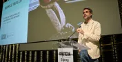 Hombre hablando desde un atril