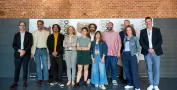 Foto de familia frente a un fondo con imagen